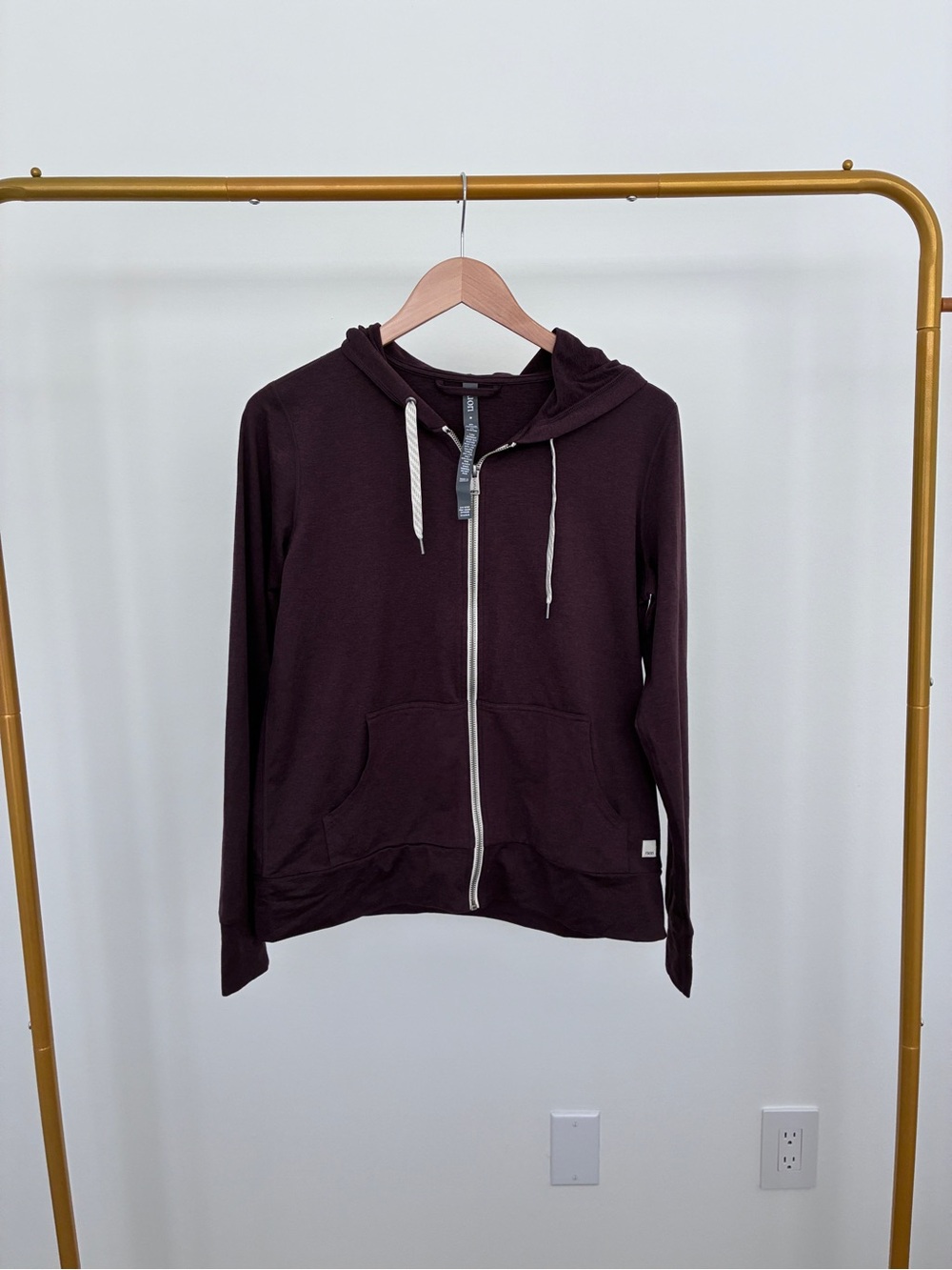 Vuori Women's Zip-Up Hoodie in Deep Brown Sz M